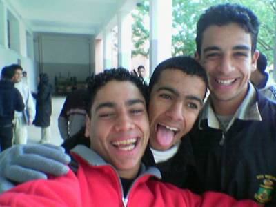 je suis en milieu avec mes amies ziko et 3abdo im flouuuuuuuuuu